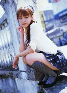 泳池比基尼清纯美女夏日阳光写真图