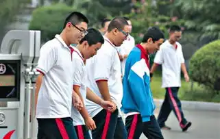 北京某中学规定男生留板寸才让进校引争议