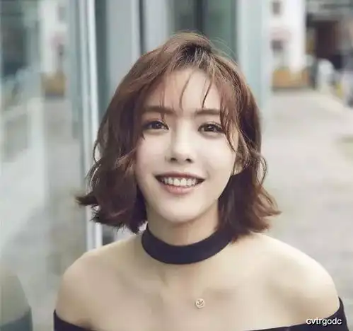 戴眼镜美女头像短烫发袁