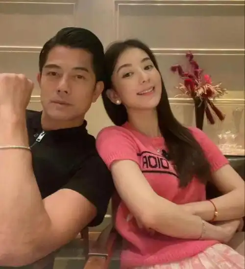 一家四口的头像两女儿郭