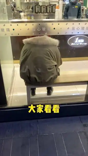女朋友瘦的不像样,男友对着她的背影许下了新年愿望,这也太狠毒了吧