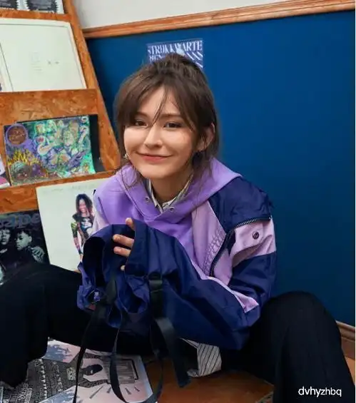 热依扎最新杂志照画风太少女,笑容甜美好治愈,谁忍心对她不温柔