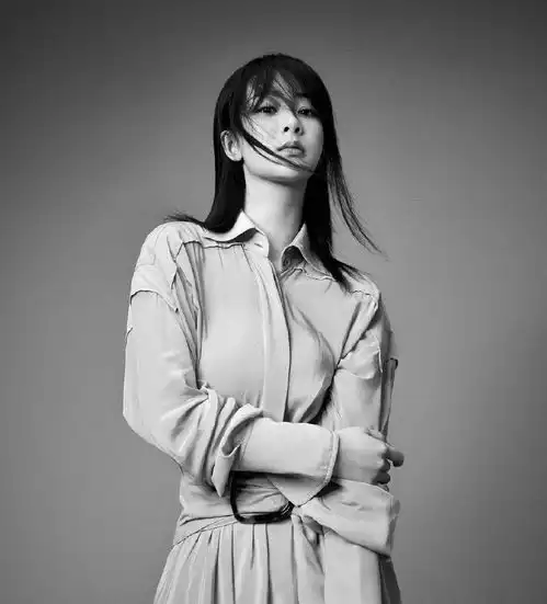 杨紫越来越有范了,穿一袭白裙踩运动鞋,眼神冷冽霸气抢镜