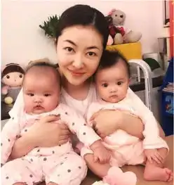 熊黛林一家四口游迪士尼,女儿戴着遮阳帽好萌,熊黛林大秀好身材