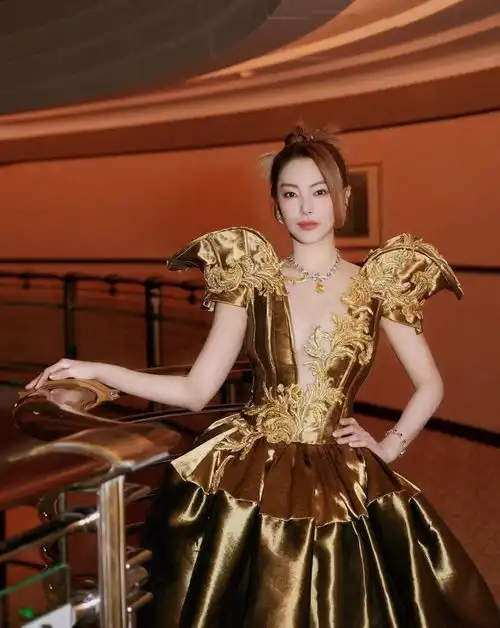 华丽高贵的礼服,学着这么穿曲线感不要太惊艳,还超有女神御姐范