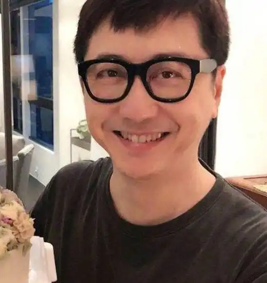 庾澄庆儿子晒女装照,粉色吊带裙配高跟鞋,蹲大街上摆拍很自信