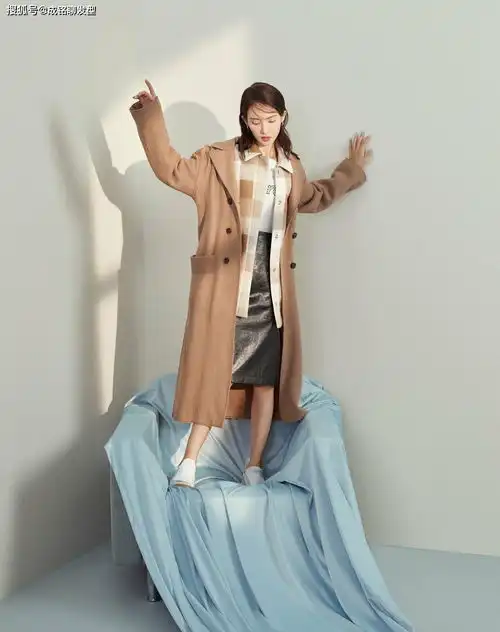 金晨穿搭真高级,羽绒服红毛衣时尚保暖,配黑色喇叭裙美得不像话