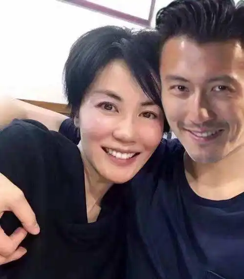 和王菲离婚后,李亚鹏小16岁女友近照曝光酷似王菲,身材超好