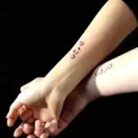 手上有纹身比心头像