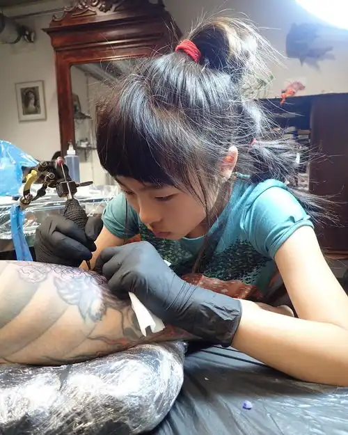 6岁学习刺青,11岁成师傅,日本女孩独特禅绕浮世绘风格受网友追捧