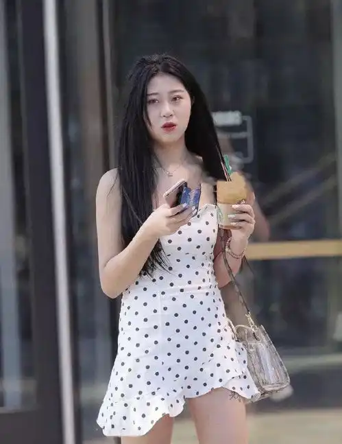 炎炎夏日,气质女生选一条修身波点连衣裙,清新简约美出优雅感