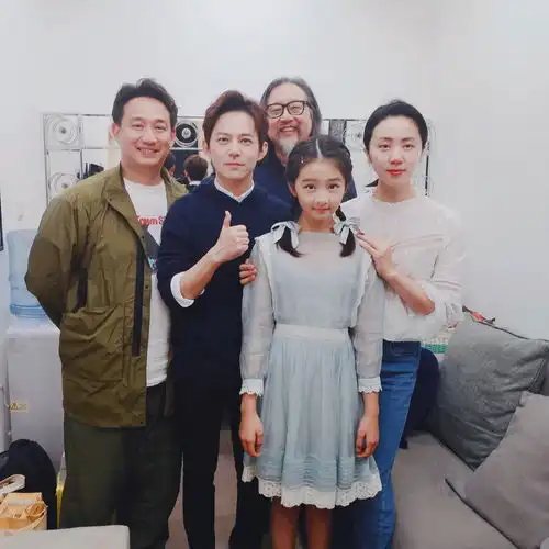 多多戴假发演话剧,收工后手捧鲜花显清纯,被观众大赞是大家闺秀