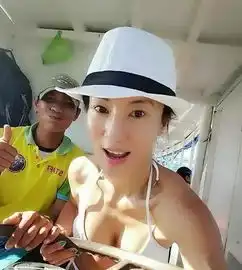 50岁老妈身材太辣,与20岁儿子同框宛如情侣