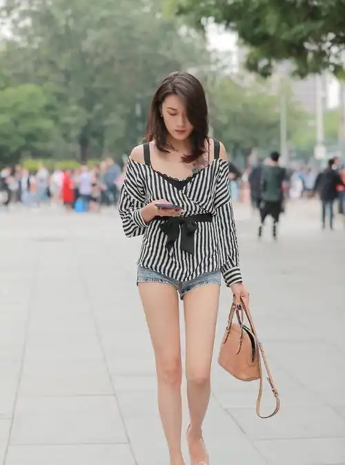 贴身收腹的打底裤,带来的视觉冲击也更是魅力四射,魅力出街