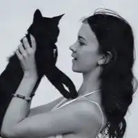 好心人帮我找个qq头像要欧美风格的一个女生和黑猫面对面