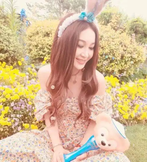 温碧霞碎花裙造型真漂亮,配黄色吊带上衣和遮阳帽,美似少女