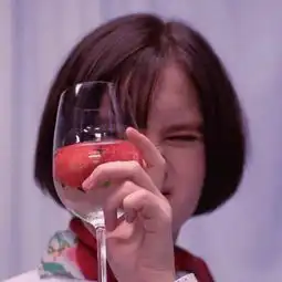 你孤身在花园里,踩起水花,没有人需要你,你也不需要任何人