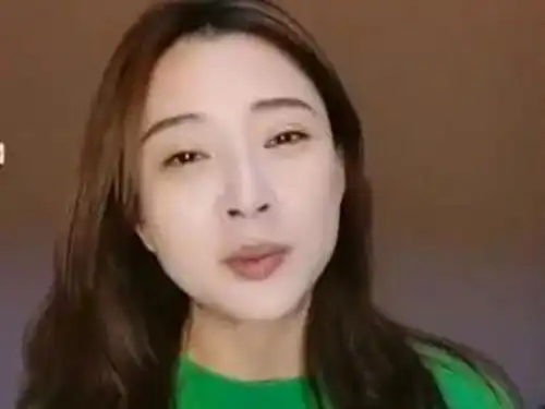 殷桃直播太真实,无美颜穿绿色毛衣出镜像少女,全程笑成眯眯眼