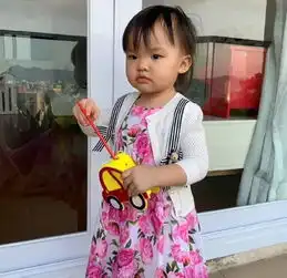 熊黛林晒女儿近况,姐姐大眼超萌偷亲小哥哥,与妹妹颜值差异大
