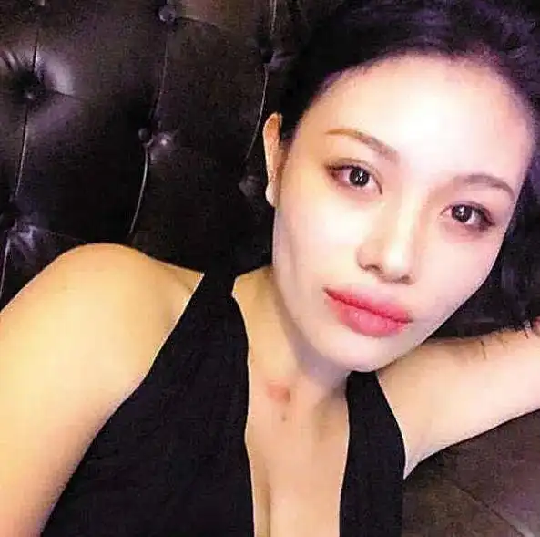 章子怡继女小苹果正脸照曝光,长相像亲妈,16岁的年纪打扮很成熟