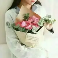 女生拿花半身头像黑色下半身手拿花的女生头像