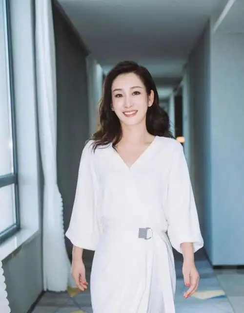 秦海璐不愧是气质女神,一袭薄荷绿长裙显肤白,美得发光