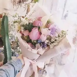 手拿小花束的意境头像唯美好看今年七夕你会收到好看的花吗