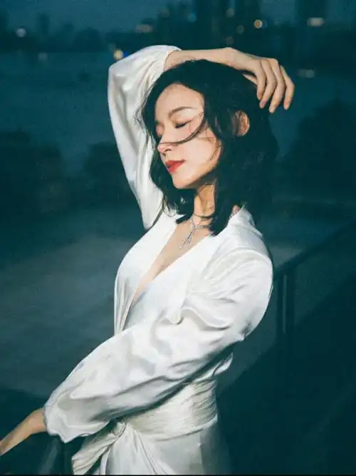 施诗优雅的气质太让人喜欢了连女生都忍不住心动,美得惊心动魄