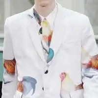 给我几张看不见脸的qq头像男的穿西服的挤着扣子那样的