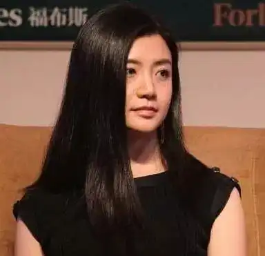 国内学霸级的美女富豪马云请她3次加入都没用,酷爱豪车