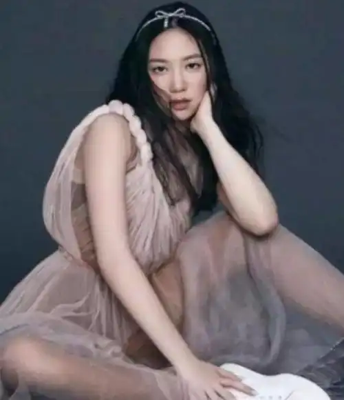 甄子丹16岁女儿近照曝光,穿印花裙装秀火辣身材,太成熟了