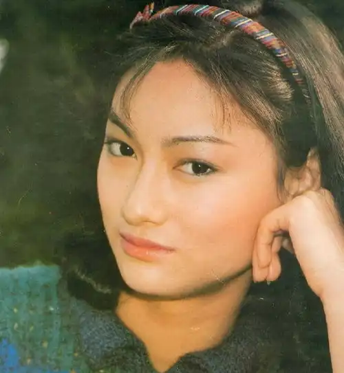 她是皇族后裔,却从小乞讨,22岁成名,因沦为万年女配吞药轻生