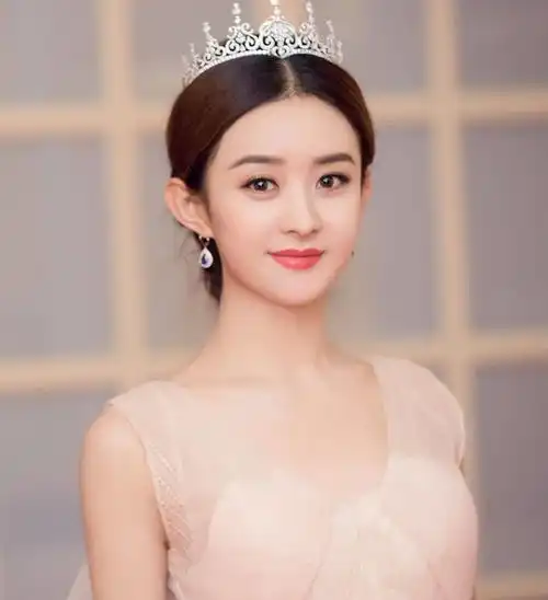 赵丽颖晒美照玫粉色的吊带连衣裙坐在花丛中似甜美少女