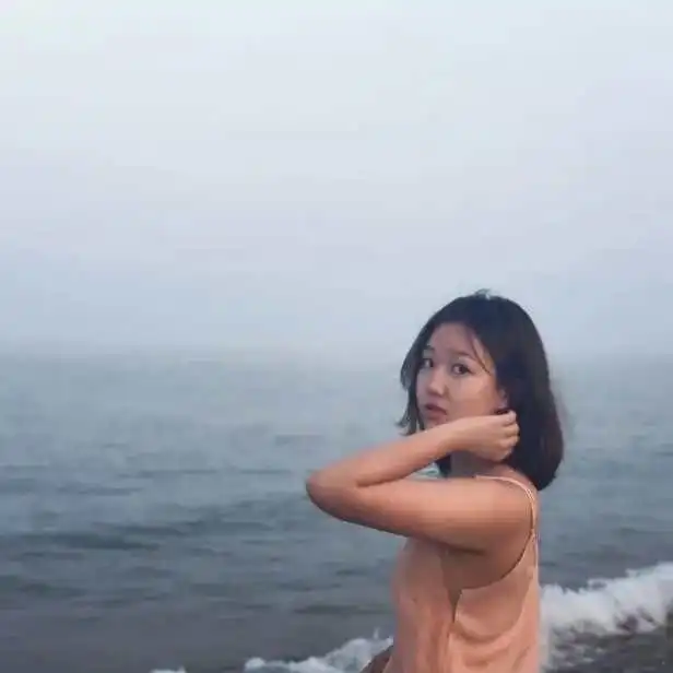 李静女儿与闺蜜开派对,穿吊带裙身材饱满,气质不输明星