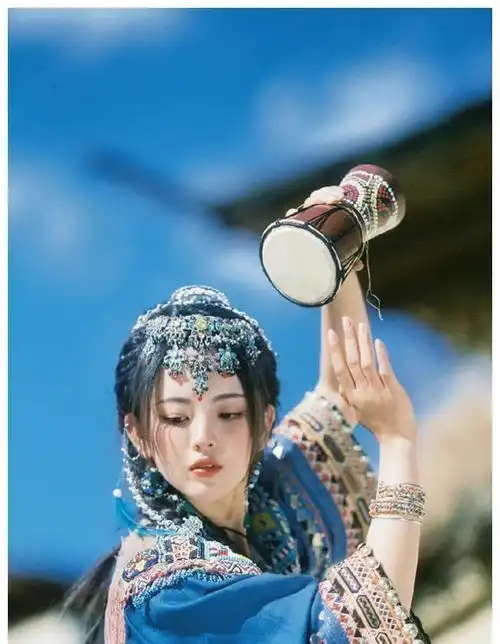 杨超越新剧造型惹人怜爱,异域少女写真让人惊艳