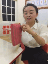 爆笑gif图宿舍唯一一个有男朋友的