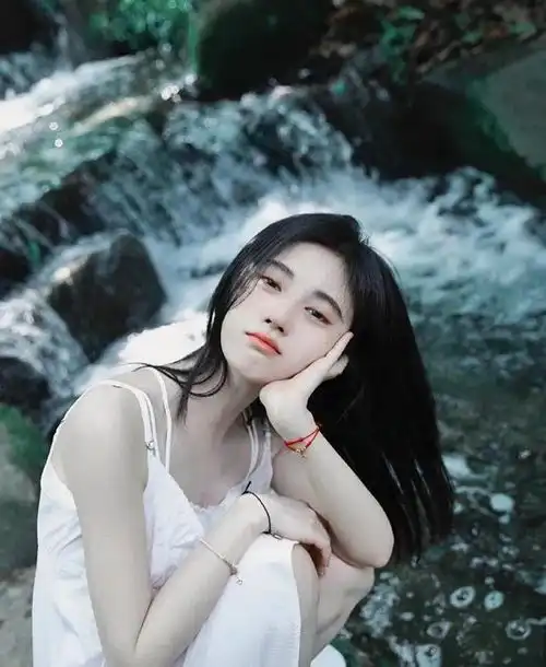 鞠婧祎黑发白裙的美女子