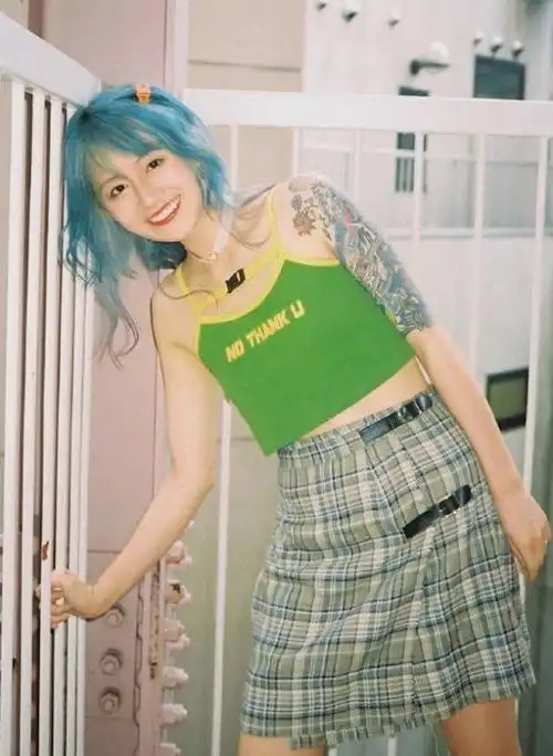 有一种跌落神坛叫李诞老婆,染蓝发刺纹身,婚后真是任性了