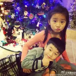 黄磊晒多多杨阳洋合照网友这小女婿盯得真紧图