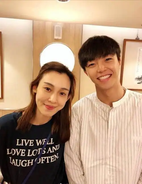 透过陈立农和范玮琪的亲密合照看到了婚纱照的影子