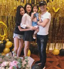 排场真大汪峰14岁女儿和闺蜜肯尼亚旅行,当地军队全程保驾护航