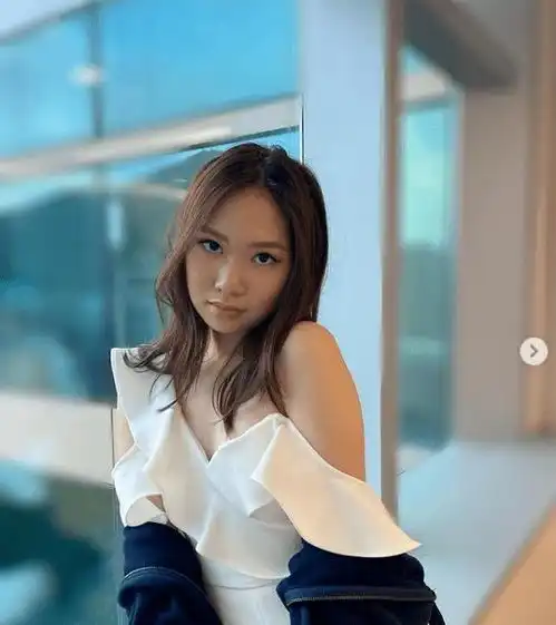 甄子丹女儿近照公开,16岁身高快到1米8,大长腿吸睛身材很好