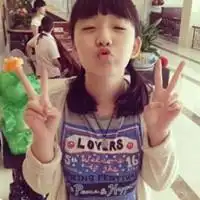 有一个头像,是一个女生扎着两个辫子,嘟着嘴,穿着背带裤,很搞怪各位亲帮忙找一下谢谢