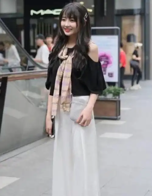 街拍美女身姿曼妙的小姐姐,巧搭吊带裙,时尚又魅力