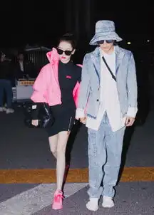 戚薇携李承铉出行,穿死亡芭比粉羽绒服,脚穿粉色鞋似少女
