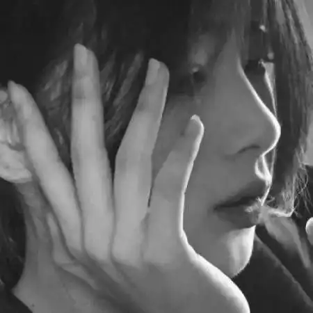 qq头像黑白女生时尚好看的,我的青春有你