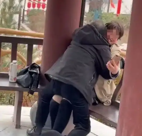 回顾男女公园内秀恩爱,女子全程笑嘻嘻,网友夫妻感情那么好