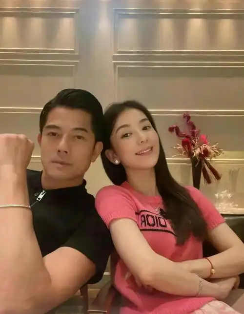 郭富城为老婆庆生盘子大蛋糕全家吃太抠门,俩女儿送吻似姐妹花