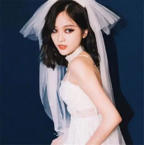 火箭少女烟熏妆,杨芸晴酷帅,孟美岐高冷,看到杨超越暗黑萝莉