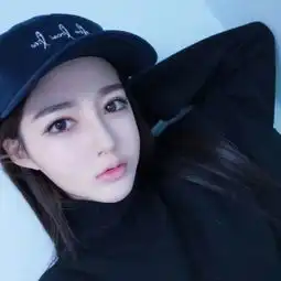 呆萌大眼妹子